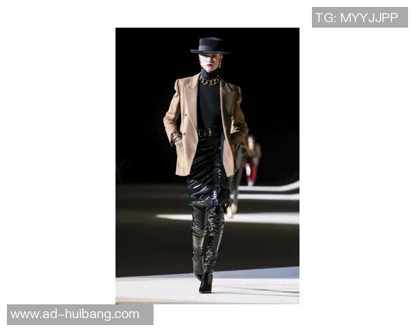 足球巨星皮衣写真展现赛场外独特魅力与时尚风采